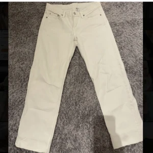 weekday “arrow” jeans vita - supersnygga vita weekday jeans i modellen ”arrow straight” i nyskick, endast använda ett fåtal gånger då dem var för små för mig. storlek 26/32, skriv vid frågor! 🩷