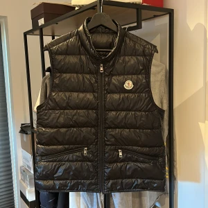 Moncler Gui Väst  - Moncler Gui väst i utmärkt skick, 9/10. Kommer med all og dvs box, mini pouch och tags. Storlek 2 passar S/M. Nypris 7200 mitt pris 3500. Bara att höra av sig vid frågor eller funderingar