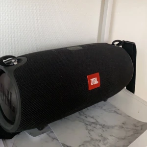 Jbl xtreme högtalare - I väldigt gottskick, laddare ingår ej då jag använder min dator laddare. Finns att köpa vart som. Kom med  bud / pris kan diskuteras