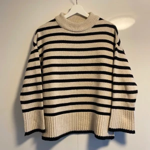 Stickad tröja - (Första bilden är lånad) helt ny tröja ifrån project unknown. Köpt för 900 men säljer för 390+ frakt💓storlek XS sitter som en S/M