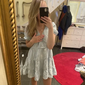 Klänning - Säljer tyvärr min gamla favorit klänning😔😻 Såå söt och fin