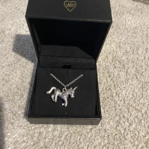 Maria Nilsdotter liknande  - MÅNGA INTRESSERADE! Säljer detta Maria Nilsdotter liknande halsbandet! Fått många frågor om det är där ifrån när dom har sätt det på långt håll, så är väldigt likt🩷