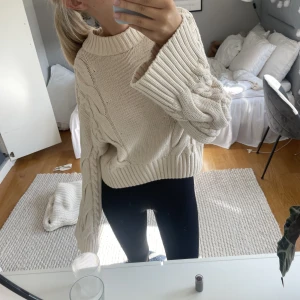Stickad tröja  - En cream vit tröja med vida armar, använt några gånger använder inte längre. Fortfarande väldigt fin kvalitet 