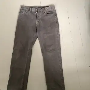 Snygga, gråa- Weekday jeans i strl 30/32! Köpta förra året för 600 kronor. Sparsamt använda då de är lite för långa för mig. Mitt pris 350 kronor. 