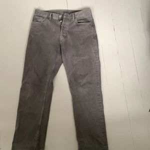 Weekday jeans - Snygga, gråa- Weekday jeans i strl 30/32! Köpta förra året för 600 kronor. Sparsamt använda då de är lite för långa för mig. Mitt pris 350 kronor. 