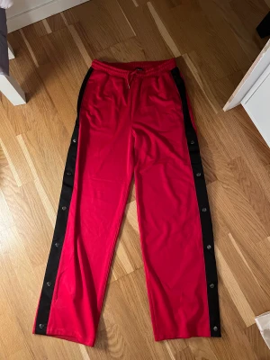 Byxor från Urban Outfitters - Trackpants från BDG Urban outfitters