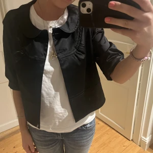 Trekvartsärmad jacka  - Trekvartsärmad jacka gammal från zara. Lite glansig i materialet om det inte framkommer på bild☺️