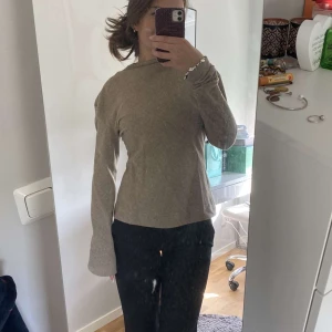 Zara tröja - En jättefin beige zara tröja som jag aldrig har använt. Skriv för frågor😊, tryck gärna på ”köp nu” 