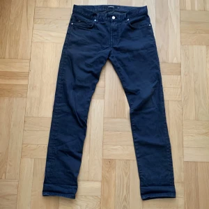 J. Lindeberg Jeans - Använda, men i gott skick. Pris kan diskuteras! Tveka inte att höra av er om ni har några frågor.