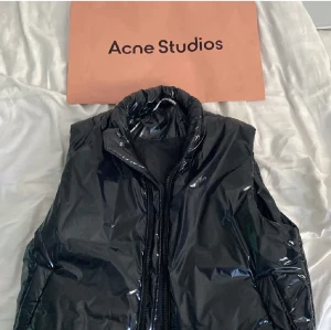 Acne Studios Väst - Acne studios väst i storlek medium. I princip oanvänd men säljes då den är något för stor för mig.