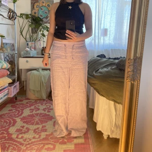 Lavendellila linne byxor - Ett par söta linne byxor från ginatricot, knappt använda (nyskick). Strlk 32 men passar mig som har m i byxor. 