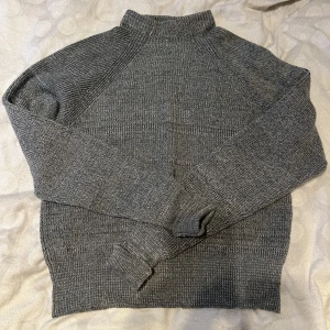 Stickad tröja  - Stickad tröja i storlek XS i märket Free People. Lite kortare modell. Mer blå/grön aktig i färgen än vad det syns på bilden. Köpt för 1 år sedan i nypris 550kr. Säljer nu pga den ej används längre. Metallen blivit lite mörk i kragen annars inga fel