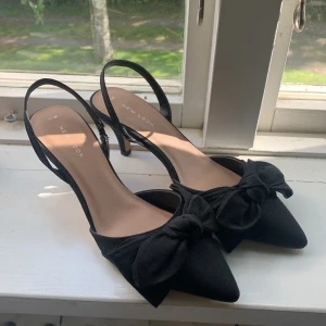 Klackskor - Superfina klackskor med roset🎀