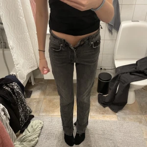 grå zara jeans❤️ - säljer dessa grå midwaist jeans från zara i strl 34! en defekt där ena flärpen till skärp är trasig, men går att sy ihop! därav priset🫶🏼 säljer då de är för små för mig i midjan❤️ jag är 1,70 och de sitter bra på mig i längden💘 tryck gärna på köp nu🫶🏼