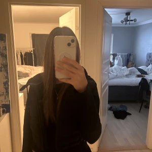 Kort jacka zara - säljer min fina zara jacka för använder tyvär inte längre fint skick💞