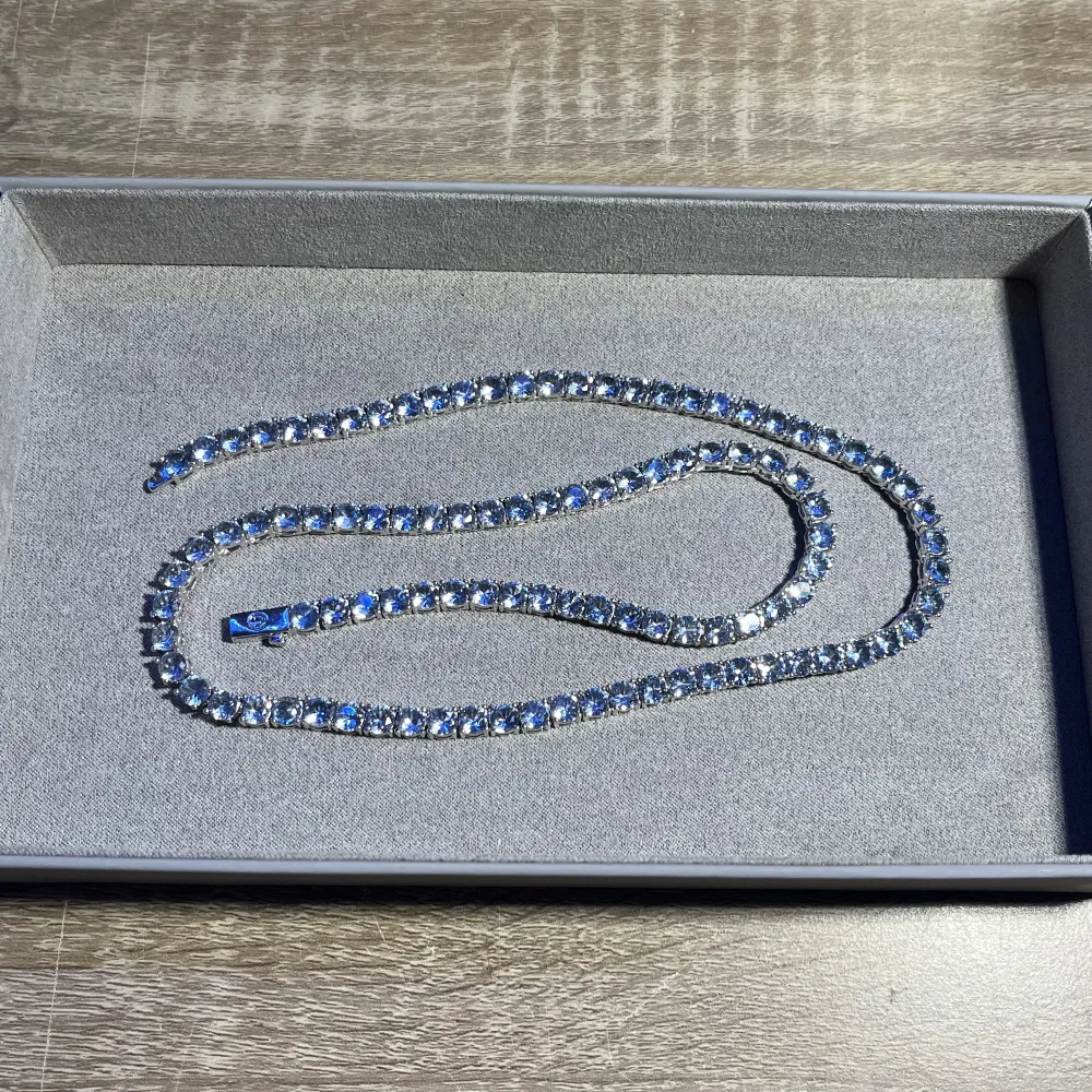 Säljer ett ljusblått halsband från märket Cernucci 🩵 halsbandet är ca 50 cm långt och är i ny skick ✅ kvitto och låda finns 🧾📦 Har man några frågor eller vill ha mer bilder är det bara att höra av sig 😁. Accessoarer.
