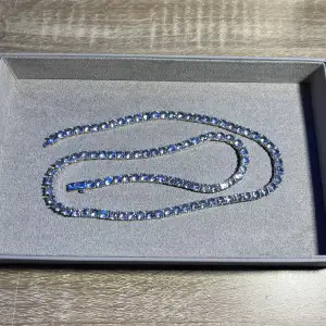 Säljer ett ljusblått halsband från märket Cernucci 🩵 halsbandet är ca 50 cm långt och är i ny skick ✅ kvitto och låda finns 🧾📦 Har man några frågor eller vill ha mer bilder är det bara att höra av sig 😁