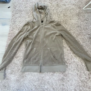 Juicy - Super fin juicy kofta perfekt till ett par basic jeans😍 använt några gånger men är i super bra skick💕