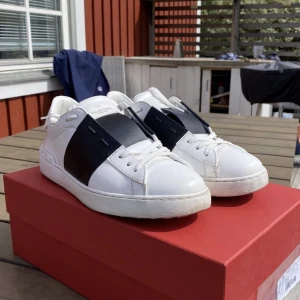 Vallentino skor - Säljer mina Vallentinos i väldigt bra skick då de är för små för mig.  De är använda men är fortfarande i väldigt bra skick och dustbag samt kvitto finns   (Pris är ej fast)