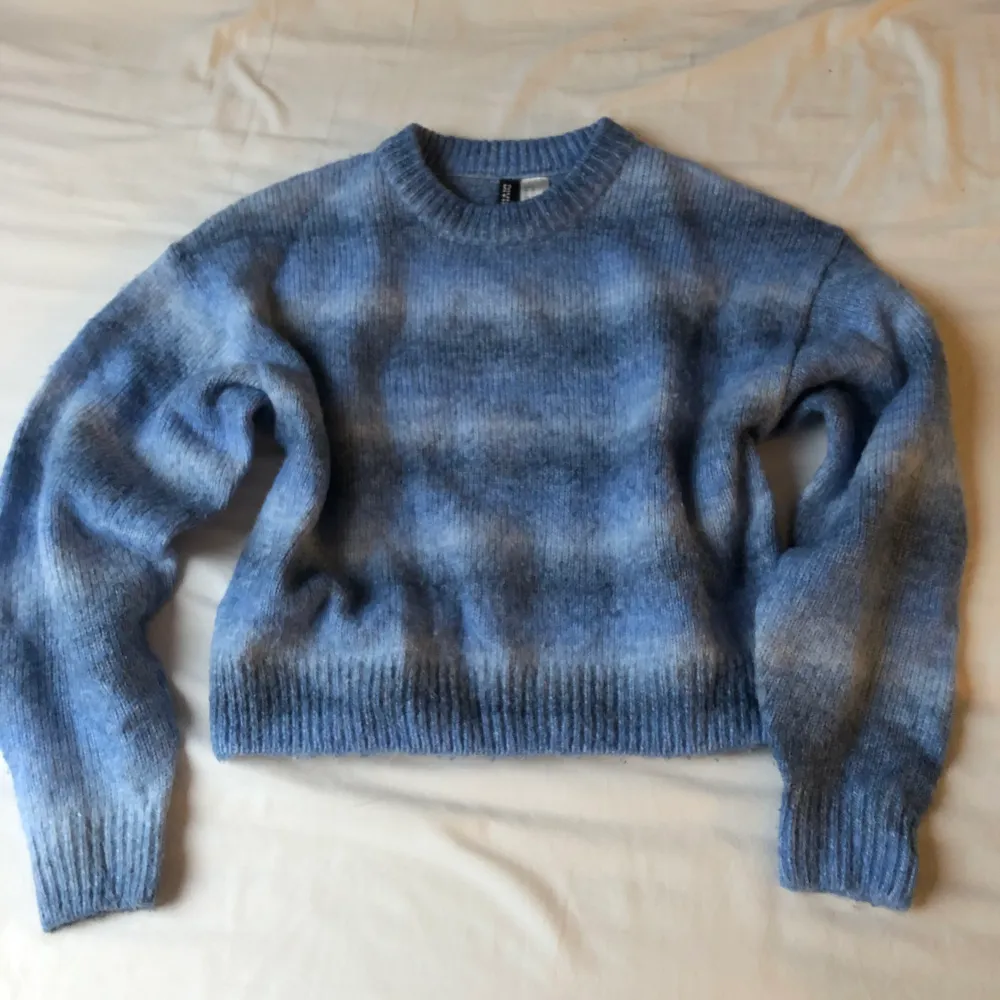 Blå stickad sweater från H&M i bra skick, jättefin nu till hösten 🫶🏽. Stickat.