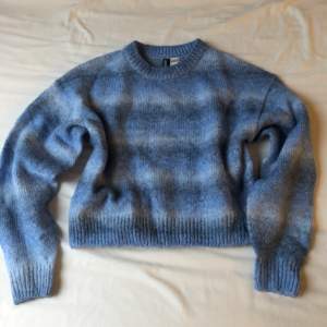 Blå stickad sweater från H&M i bra skick, jättefin nu till hösten 🫶🏽