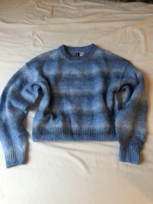 Stickad tröja från H&M - Blå stickad sweater från H&M i bra skick, jättefin nu till hösten 🫶🏽