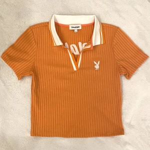 Playboy cropped pikétröja  - En superfin cropped pikétröja utan knappar, från Playboy. Använt en gång. Storlek M, nykvalite. Går att pruta 🧡  🖤Köparen står för frakten annars kan vi mötas i centrala Uppsala 🖤