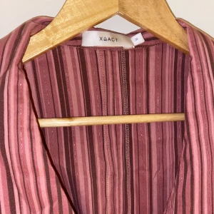 Skjorta - Rosa glittrig skjorta i fint skick!.