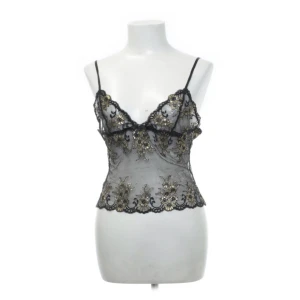 Svart guldig broderad topp - Snygg svart topp med guld broderade blommor på, köpt secondhand för 200kr och inte använts, etiketten är avklippt ❤️‍🔥 DM vid fler frågor!