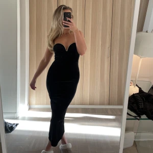 Klänning  - Klänning endast använda 1 gång. Storlek XS men skulle säga att den är som en S