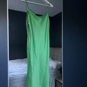 Jättefin grön siden klänning från Gina tricot