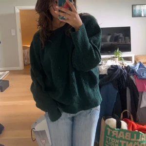 Grön stickad tröja - Säljer denna mjuka tröja. Supermysig!😊