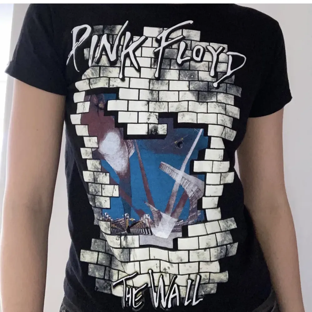 Supersnygg pink floyd of the wall tröja! Säljer då den tyvärr är för tajt på mig.. T-shirts.