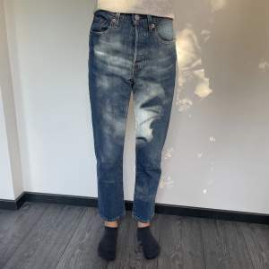 Säljer dessa Levis jeans i modellen 501 original jeans, nyskick. Nypris 1099kr. Köparen står för frakt.