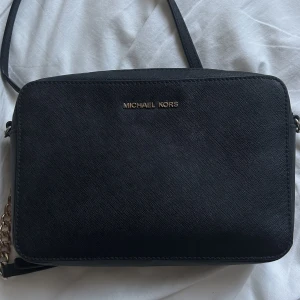Axelremsväska  - Snygg väska från Michael kors i fint skick⭐️