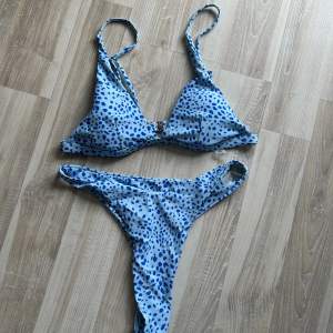 ✨ ALDRIG ANVÄND ✨   Bikini från Shein 💙🩵 Det är en storlek M, men som vi alla veta är dessa små i storlekarna så jag skulle uppskatta xs/s. Köpt för ca 170 kronor 