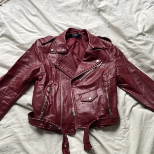 Röd skinnjacka - Röd skinnjacka från zara, lite trasig i kragen men inget man tänker på och annars fint skick