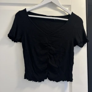 Topp ASOS Design - Topp från ASOS Design 🖤✨   Enkel topp med sömm i mitten och lite volangiga ärmar och nedtill ✨   Storlek 38 men passar nog bäst på en 36 🙌🏽  Skriv privat för fler bilder 📸