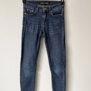 Jeans från denim rebel storlek small - Märke: Denim Rebel Vad: Jeans  Storlek: Vet ej då lappen är bortklippt, tror Small Upplevd i storlek: Normal, passar mig som brukar ha small  Färg: Blå/jeansfärg Material: Vet ej  Skick: Inget att anmärka på 