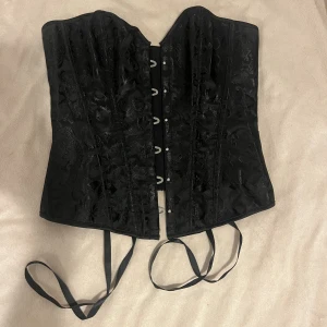 Korsett - Jätte vacker korsett som verkligen drar in midjan! Sitter bra på mej som brukar ha stl  xs-S.