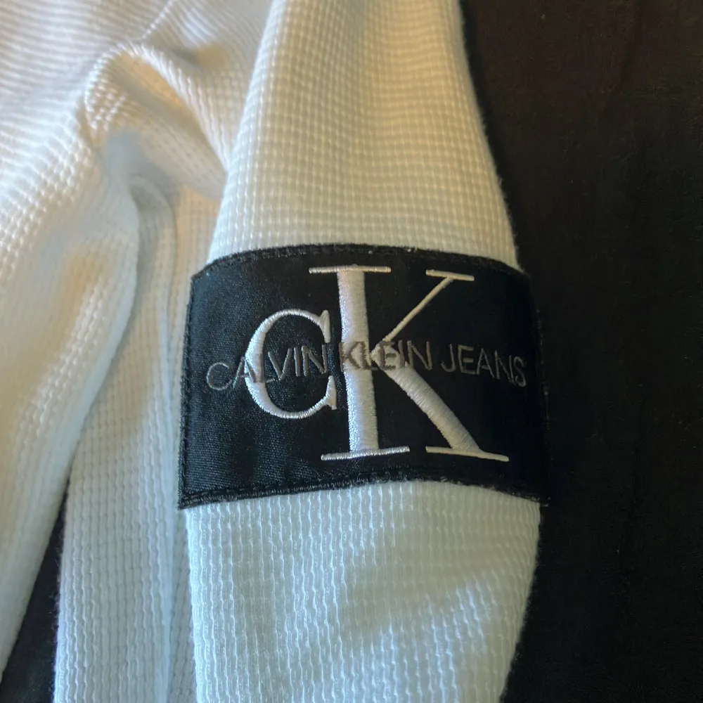 Vit Ck sweatshirt storlek XXS väldigt stor i storleken typ lite större en XS.. Tröjor & Koftor.