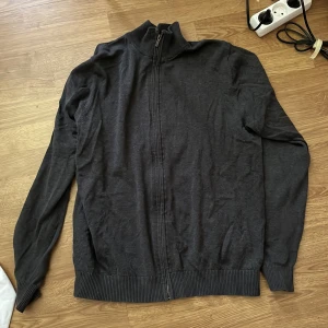 Kofta - Tröja? Kofta? Ingen aning fick den av pappa men den är inte riktigt min stil. Säljer för 50kr plus frakt men pris kan diskuteras. Storlek L men sitter som en S🥰