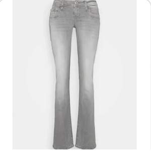 Säljer dessa populära ltb valerie jeans i storlek 28/32. De är köpta här på plick och är ”upprepade” därnere så de blir längre. Men det är inget som syns mycket och går lätt att fixa, annars är de i väldigt fint skick💗