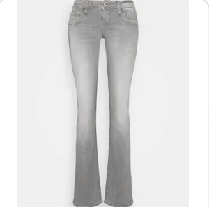 Gråa ltb valerie jeans - Säljer dessa populära ltb valerie jeans i storlek 28/32. De är köpta här på plick och är ”upprepade” därnere så de blir längre. Men det är inget som syns mycket och går lätt att fixa, annars är de i väldigt fint skick💗