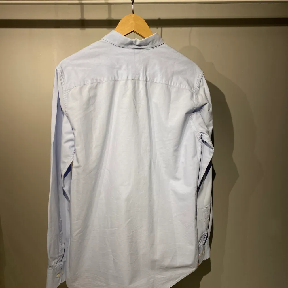 Säljer en skit fet Morris tröja! Den är i storlek 39/40 som motsvarar mellan S-M. Nypris är 1200-1300kr. Mitt pris: 399kr, kan prutas i snabb affär.. Skjortor.