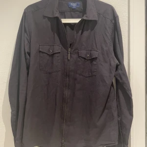 Overshirt - Säljer min blå overshirt från eton pga den använda aldrig. Skicket är 7/10 nypris 1200 - mitt pris 300 Nypris 1200