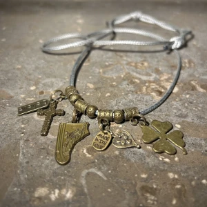 Berlock  - Ett halsband med berlocker!