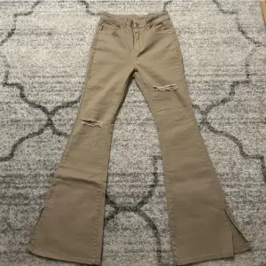 Jättefina bootcut jeans från shein i storlek s. 🌸💕🫶🏻 Knapot använd och i fint skick. Använd gärna ”köp nu” 🤍