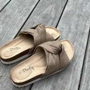 Ett par supersöta sandalee från Duffy i storlek 37😻🫶🏻 Säljer dem då de är för små för mig. 