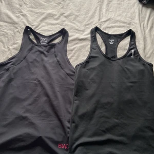 Träningslinne  - Säljer dessa pga att jag har för många, de är snygga och basic🫶🏼 båda i storlek medium!! 100kr för båda eller 50kr för ett!